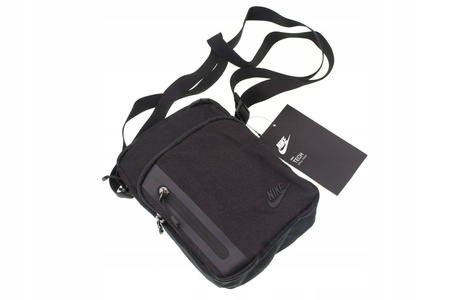 Saszetka Nike Core Small Items 3.0 BA5268-010